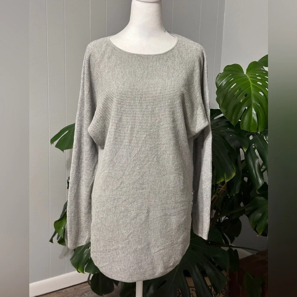 #20)   Michael Kors lightweight sweater with button point Size medium excellent.